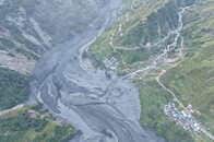 ネパールで新たな土石流、外国人登山者100人超が各地で足止め　救助活動続く