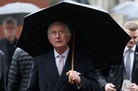 服装、背景、左手のブレスレット...チャールズ英国王、初の肖像画に隠されたメッセージ