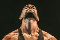 首を制する者が、筋トレを制す...見た目もパフォーマンスも変える「頸部トレーニング」の真実とは？