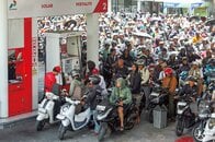 人気観光地バリ島でガソリン不足、給油待ちのバイクが長蛇の列…観光客や住民に影響
