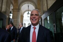 独財務相、ウニクレディトＣＥＯと会談へ　コメルツ銀買収巡り直接協議