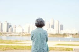 孤独には2種類ある…「迷惑をかけない」が生む日本の孤独