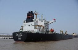 原油先物反落、供給途絶の長期化懸念で一時4年ぶり高値も