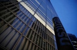 電通Ｇ、上半期は黒字転換　円安やビル売却益で