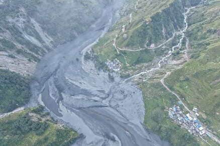 ネパールで新たな土石流、外国人登山者100人超が各地で足止め　救助活動続く