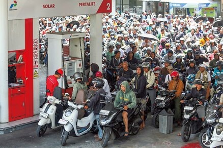 人気観光地バリ島でガソリン不足、給油待ちのバイクが長蛇の列…観光客や住民に影響