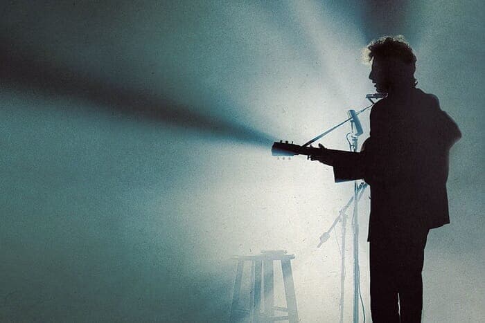 ティモシー・シャラメ演じるボブ・ディランのシルエット