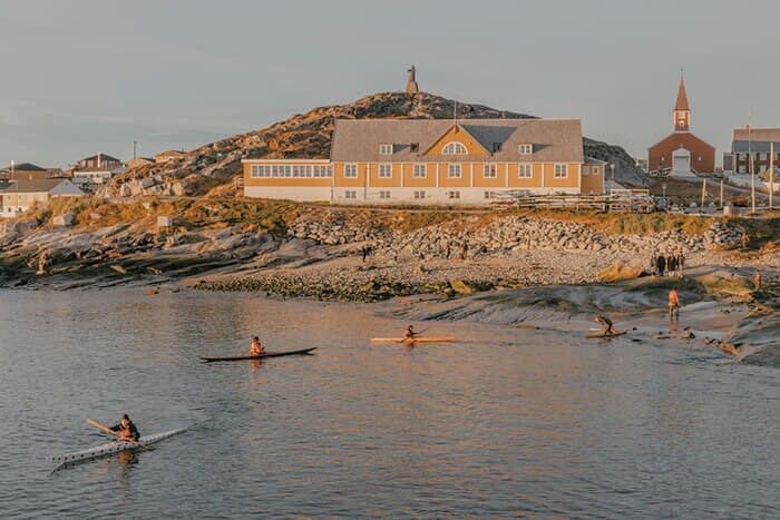 ヌーク湾を見下ろす元病院では1960～70年代、多くのイヌイット女性が同意なしに子宮内避妊具を装着させられた暗い過去がある