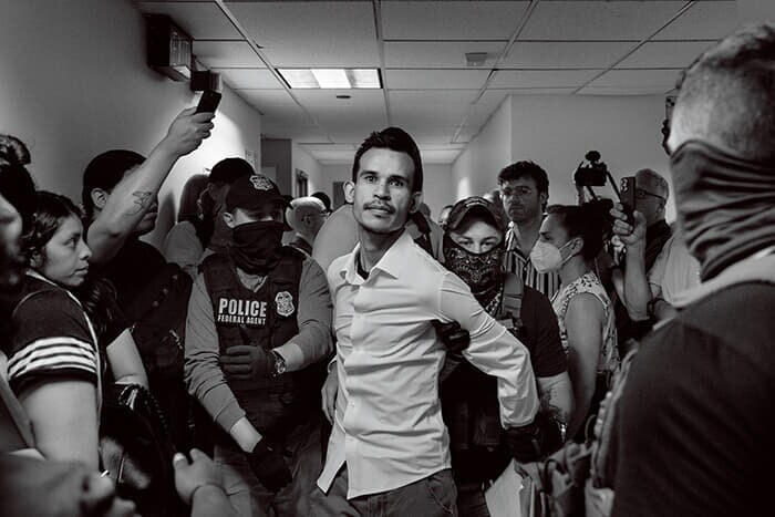 法的手続きを遵守して審問に現れた移民男性をICE捜査官が連行する