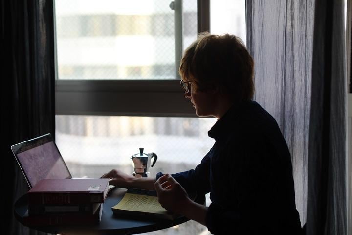 毎日ほぼ自宅から出ず、窓際のテーブルで過ごしているという留学生のコーヘン氏　Spencer Cohen