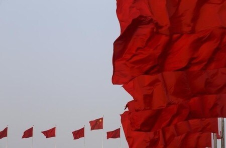 　９月６日、中国政府は大手国有企業のデフォルト（債務不履行）を容認するかどうかについて市場に相反するメッセージを発信しており、こうした一貫性のなさに債券市場が振り回される結果となっている。写真は中国の国旗。北京で３月撮影（２０１６年　ロイター/Kim Kyung-hoon/File Photo）