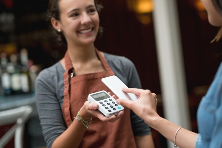 イギリスは10年以内に完全なキャッシュレス社会？ andresr-iStock.