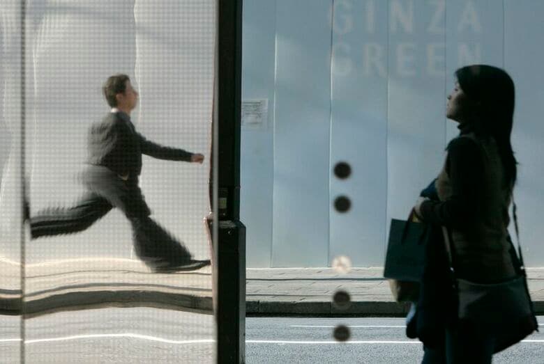 銀座の商店街を歩く歩行者ら。2007年2月5日撮影。REUTERS/Toru Hanai