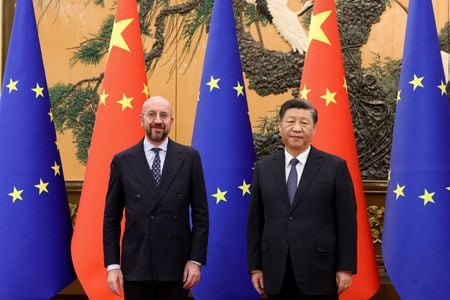 　１２月１日、中国の習近平国家主席（写真右）は、欧州連合（ＥＵ）のミシェル大統領（左）と会談し、ＥＵとの戦略的なコミュニケーションおよび協調を強化するとの意向を示した。写真は北京市で撮影。欧州連合提供（２０２２年　ロイター）
