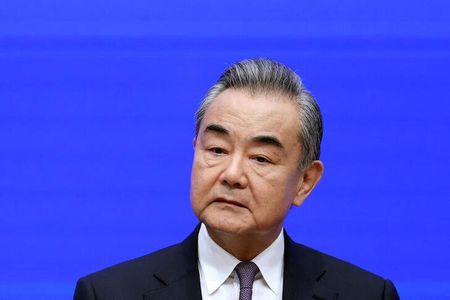 　中国の王毅外相（写真）は２３日にイスラエルのコーヘン外相と電話会談し、中国はパレスチナとイスラエルの和解に貢献するために最大限の努力をすると述べた。中国国営メディアが２４日に伝えた。写真は北京で９月撮影（２０２３年　ロイター／Shubing Wang）