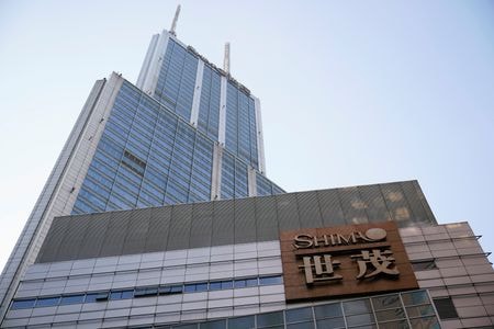 ４月８日、  中国不動産開発会社の世茂集団は１５億７９５０万香港ドル（２億０１７５万米ドル）の債務を巡り中国建設銀行（アジア）から清算申し立てを受けたと発表した。写真は２０２２年１月、上海の世茂インターナショナルプラザで撮影（２０２４年　ロイター/Aly Song）