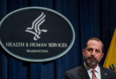 アザー米厚生長官は２８日、新型コロナウイルスによる肺炎に対処する新たな方策を検討しており、中国への渡航制限の可能性も排除しないとの認識を示した（２０２０年　ロイター/AMANDA VOISARD）