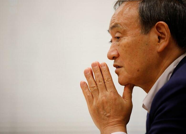 菅義偉官房長官はテレビ東京の番組で、現在10%の消費税を将来的に上げざるを得ないと明言した。写真はロイターのインタビューに答える菅氏。8月26日、東京で撮影(2020年　ロイター/Issei Kato)