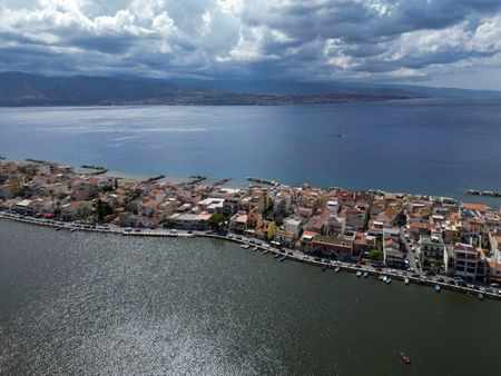 　１０月２９日、イタリアの会計検査院は、政府が進めている南部シチリア島と本土を結ぶつり橋「メッシナ海峡大橋」の建設計画を認めない判断を下した。写真はメッシーナ海峡の海岸線。８月５日、メッシーナで撮影（２０２５年　ロイター/Yara Nardi）