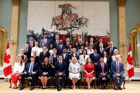 ７月２６日、カナダのトルドー首相は内閣改造を発表した。写真は内閣改造後、記念撮影に収まるトルドー首相ら（２０２３年　ロイター/Blair Gable）