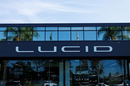 　米新興電気自動車（ＥＶ）メーカーのルーシッド・グループは５月６日、今年の設備投資額が昨年の９億１０６０万ドルから１５億ドルに膨らむ見通しだと明らかにした。昨年１１月、カリフォルニア州で撮影（２０２４年　ロイター/Mike Blake）