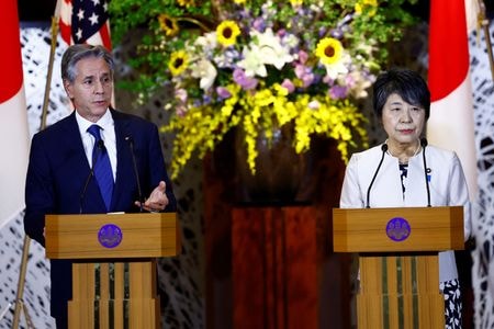 日米両政府が外務・防衛担当閣僚による安全保障協議委員会（２プラス２）後に公表した共同発表について、中国外務省は２９日、海洋問題を巡って中国を「誤って非難」するとともに、中国の通常の軍事開発と防衛政策をなじっていると主張した。写真は２８日に都内で会見するブリンケン米国務長官（左）と上川外相（２０２４年　ロイター／Issei Kato）