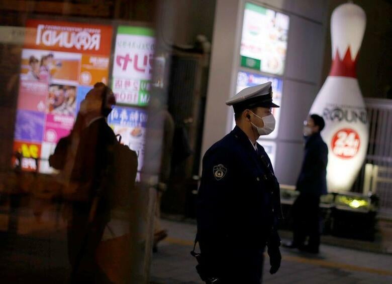 政府は、5月6日までとなっている緊急事態宣言の実施期間を延長するかどうか、来週末にも議論する。写真は14日、都内の繁華街をパトロールする警察官（2020年　ロイター/Issei Kato）