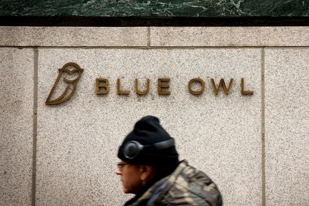 　３月１２日、英紙フィナンシャル・タイムズ（ＦＴ）が報じたところによると、投資会社グレンドン・キャピタル・マネジメントは、米ブルー・アウルといったプライベートクレジットの貸し手がポートフォリオの弱みを隠蔽しており、債務市場で急激な調整が迫っているとの見方を示している。写真は、米ニューヨーク市マンハッタンのオフィスビルに掲げられたブルー・アウル・キャピタルのロゴ。２月撮影（２０２６年　ロイター/Brendan McDermid）