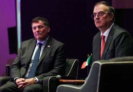 メキシコのエブラルド経済相とカナダのルブラン対米貿易担当相が会談した。１６日、メキシコ市で撮影（２０２６年　ロイター/Henry Romero）