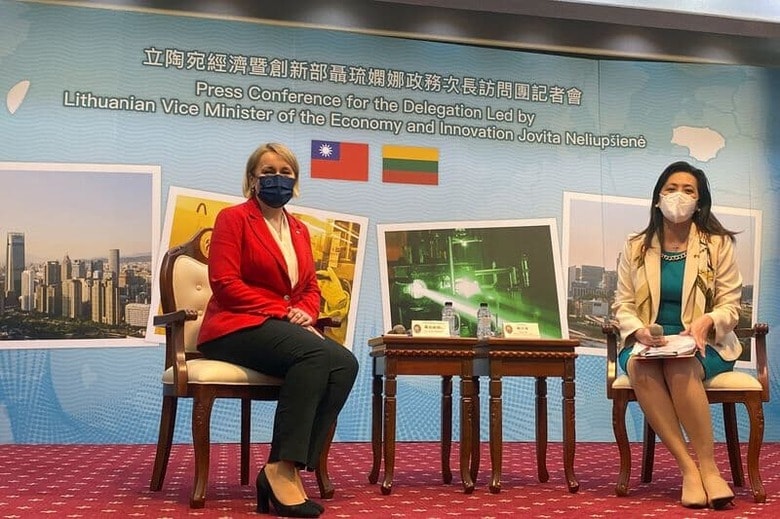 リトアニア政府高官は15日、今年9月に台湾に代表部を開設する方針を示した。台北で会見するリトアニアと台湾の高官、15日撮影。（2022年　ロイター/Ben Blanchard）