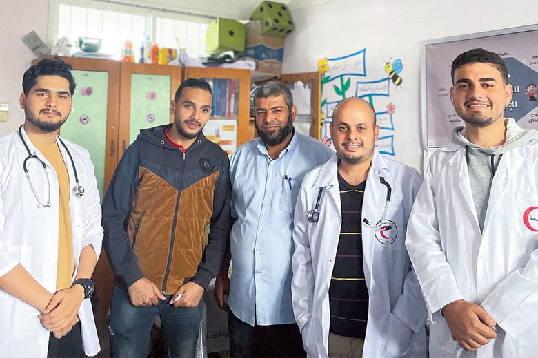 アブハリル（右から2人目）はやれる範囲で最高の医療を提供したいと願う　MUSALLAM M. ABUKHALIL
