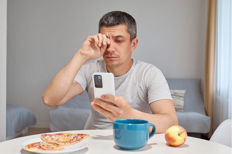 スマホの使用時間が増えたことで「デジタル・ドライアイ」が増加している　STORYTIME STUDIO/SHUTTERSTOCK