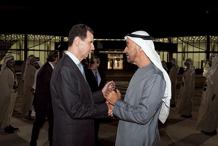 UAEを訪問しムハンマド皇太子と握手するアサド（3月18日）　SYRIAN PRESIDENCY FACEBOOK PAGEｰAP/AFLO