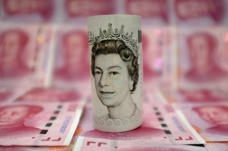 　７月６日、英国民投票でＥＵ離脱派が勝利すると、オフショア人民元の取引拠点としては世界有数のロンドンの地位が打撃を受け、中国政府による人民元国際化の取り組みを後退させるのではないかとの懸念が広がった。写真は人民元とポンド紙幣。北京で１月撮影（２０１６年　ロイター/Jason Lee/Illustration/File Photo）
