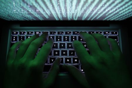 　６月３０日、米暗号資産会社ハーモニーの主要サービスがサイバー攻撃に遭い、１億ドルもの暗号資産（仮想通貨）が盗まれた事件で、北朝鮮のハッカー集団が関与した可能性が高いことがデジタル調査会社３社の調査で分かった。写真はポーランドのワルシャワで２０１３年２月撮影（２０２２年　ロイター／Kacper Pempel）