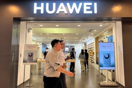 　２月５日、中国通信機器大手の華為技術（ファーウェイ）は、人工知能（ＡＩ）向け半導体需要の急増と自社の生産設備能力に限りがあるという問題に直面する中で、ＡＩ事業への注力を優先し、主力スマートフォン「Ｍａｔｅ６０」の生産ペースを落とさざるを得なくなっている。昨年８月、北京のショッピングセンターで撮影（２０２４年　ロイター/Yelin Mo）