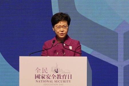 香港の林鄭月娥（キャリー・ラム）行政長官は、香港国家安全維持法（国安法）違反で服役中の香港紙・蘋果日報（アップル・デイリー）の創業者、黎智英（ジミー・ライ）氏の資産を凍結したことにより、国家安全保障が確保され、金融ハブとしての香港の地位が向上すると期待していると述べた。写真は、２０２１年４月１５日に香港で演説する同長官。（２０２１年　ロイター／Lam Yik）
