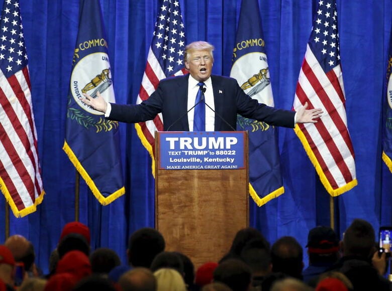 ３月１日、米大統領選の民主・共和両党の候補指名争いは１日、最大のヤマ場となる「スーパーチューズデー」を迎えた。各種メディアの報道によると、共和党のドナルド・トランプ氏（写真）が７州、民主党のクリントン前国務長官も７州でそれぞれ勝利の公算となり、指名に向け大きく前進した。ケンタッキー州で撮影（２０１６年　ロイター/Chris Bergin）