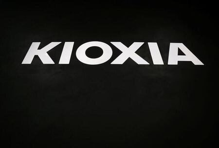 キオクシアホールディングスは１０日、１月下旬から四日市工場と北上工場の一部で、３次元フラッシュメモリの生産工程での不純物などが起因とみられる操業への影響が出ていると発表した。写真は、同社のロゴ。２０２１年９月３０日に都内で撮影。（２０２２年　ロイター／Kim Kyung-Hoon）