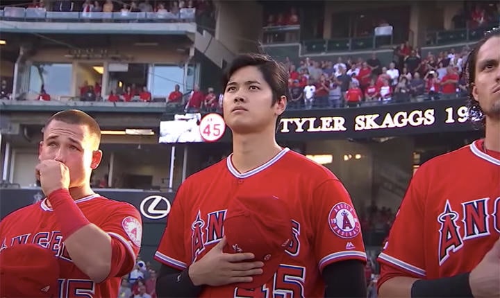 試合前に行われたスキャッグスの追悼セレモニーでの大谷翔平　 MLB/YouTube