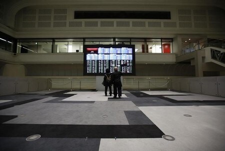 　８月９日、寄り付きの東京株式市場で、日経平均株価は前営業日比１８円１６銭安の１万６６３２円４１銭と小反落で始まっている。前日大幅高した反動で小口の利益確定売りが先行した。写真は東証、２月撮影（２０１６年　ロイター／Issei Kato）