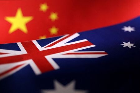 オーストラリアのウォン外相は２０日、中国の王毅国務委員兼外相との会談を控え、中国に対して貿易制裁の解除を働きかける考えを示した。資料写真、両国の国旗、７月（２０２２年　ロイター／Dado Ruvic）