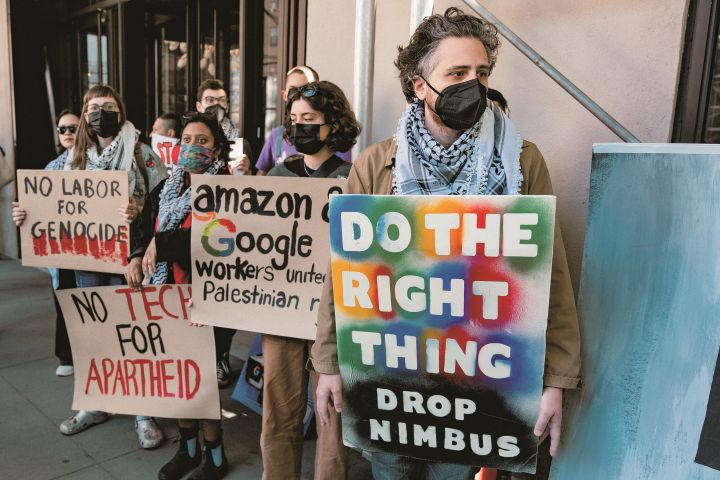 グーグルなどとイスラエル政府の契約が軍事活動に使われていると抗議する従業員ら（24年）　CRISTINA MATUOZZI-SIPA USA-REUTERS
