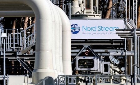 ロシアのペスコフ大統領報道官は２６日、欧州向けガスパイプライン「ノルドストリーム１」のガスを送り出すタービンについて、カナダで修理中だった１台がまだ届いておらず、別の１台に不具合が見られていると述べた。（２０２２年　ロイター／Hannibal Hanschke）