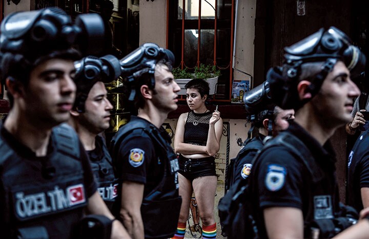 ＜プライド・フォト・アワード大賞「単写真」の部１位　アキン・セリクタス＞トルコ当局は６月にイスタンブールで予定されていたLGBTのパレード「ゲイ・プライド」を「治安上の理由」で禁止。 抗議のために少人数に分かれて通りに立った参加者らに対し、機動隊は催涙ガスやゴム弾を使用した AKIN CELIKTAS