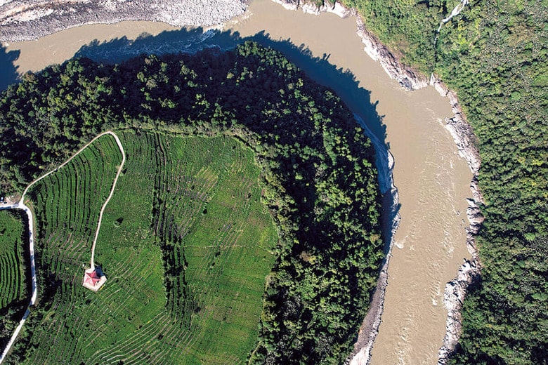 ダム建設の予定されるヤルンツァンポ川の上流域（23年5月、チベット自治区）　LI LINｰCHINA NEWS SERVICEｰVCG/GETTY IMAGES