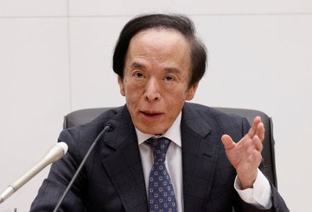 　３月２４日午後、日銀の植田和男総裁（写真）は参院財政金融委員会で、日銀の保有国債について、買い入れ額を満期到来分より低く保つことで（全体の保有を）減額してきているが、「今後、金融調節上の必要生じた場合の売却の可能性まで排除してはいない」と述べた。写真は都内の日銀本店で１９日撮影（２０２５年　ロイター/Manami Yamada）