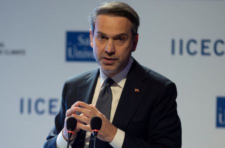 　トルコのバイラクタル・エネルギー相（写真）は２５日、中東産原油への依存度は総供給量の１０％と「管理可能」な水準にとどまっており、イラン紛争下でも供給問題は発生していないと述べた。イスタンブールで昨年１２月撮影(２０２６年　ロイター/Umit Bektas)