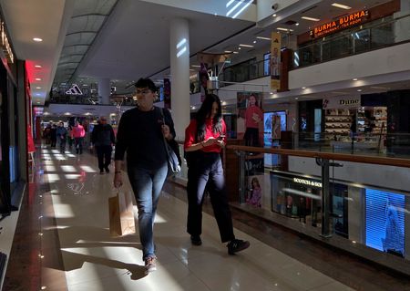 　インドのモディ政権は、一定以上の年収がある人々の所得減税を検討している。写真はニューデリーのショッピングモールで２０２２年１２月撮影(２０２４年　ロイター/Anushree Fadnavis)