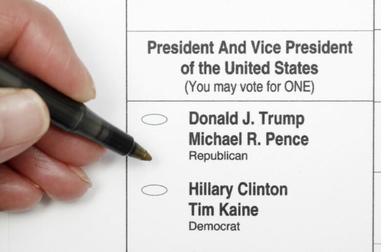 １１月４日、米大統領選挙のユニークな特徴として、一番多くの一般投票を獲得した候補者が選出されるとは限らないという点がある。勝敗は、選挙人団と呼ばれる、各州で選ばれた選挙人による投票によって決定される。写真は１０月２０日、投票用紙のサンプル（２０１６年　ロイター/Jonathan Drake）